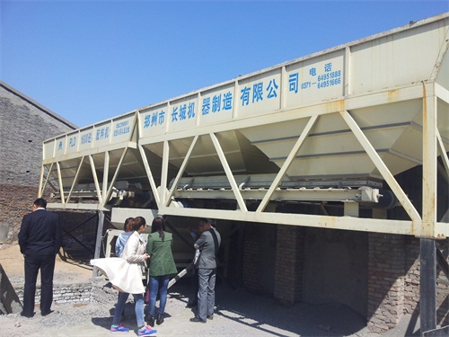 hzs120搅拌站中PLD3200四个料斗的配料机